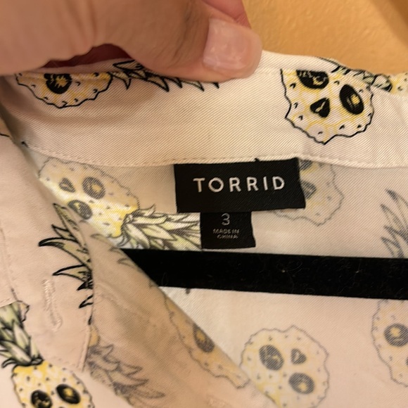 Torrid Pineapple skull Button Down Blouse Size 3 - Picture 2 of 4